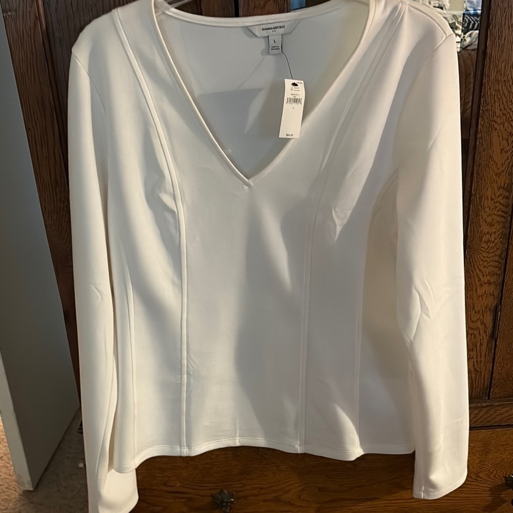 NWT Banana Republic long sleeve, V-neck, fitted with flattering seams,